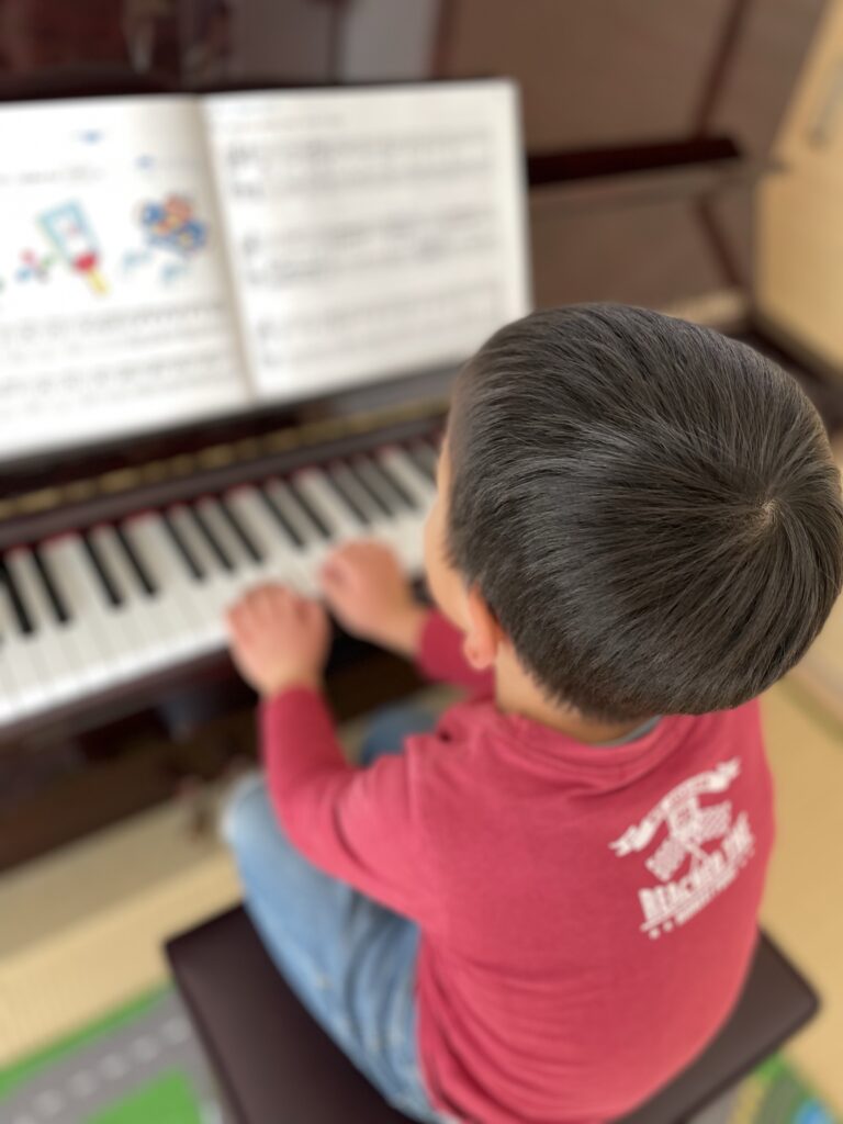津田沼の音楽教室の子どもピアノレッスンの様子