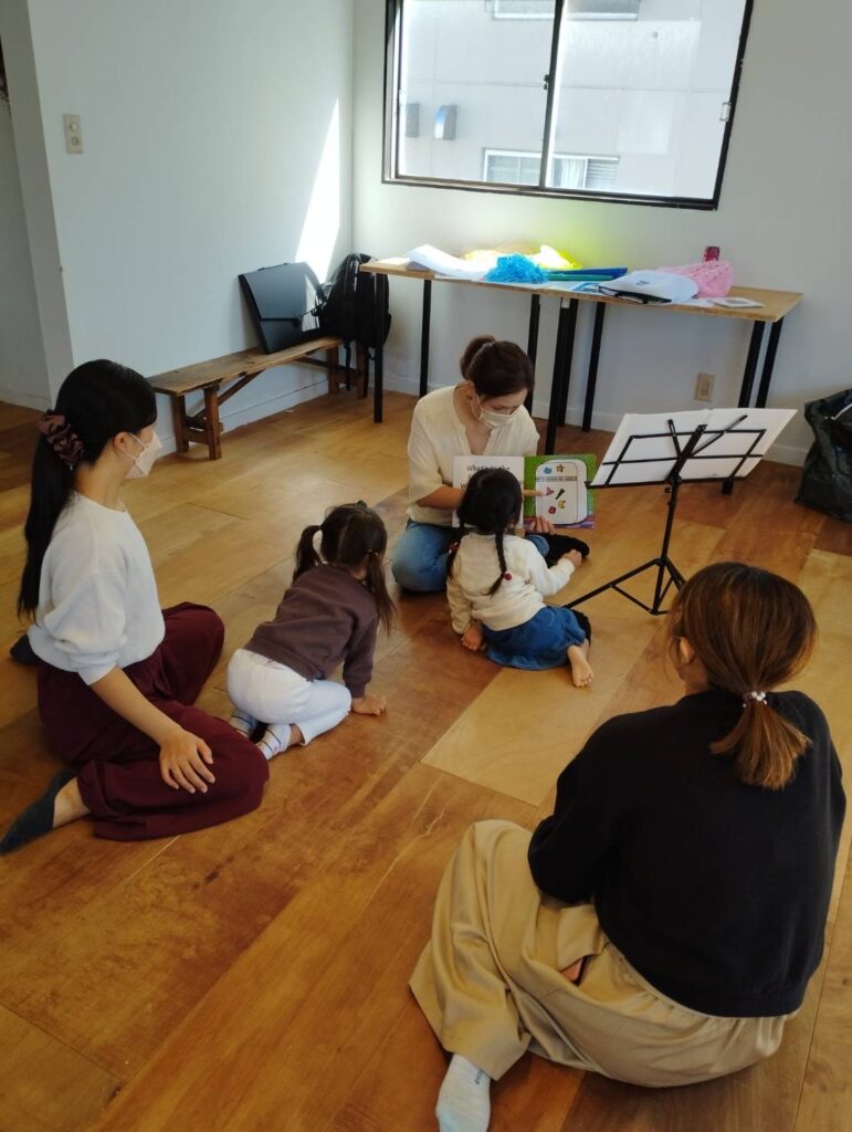 津田沼英語リトミックコースの様子