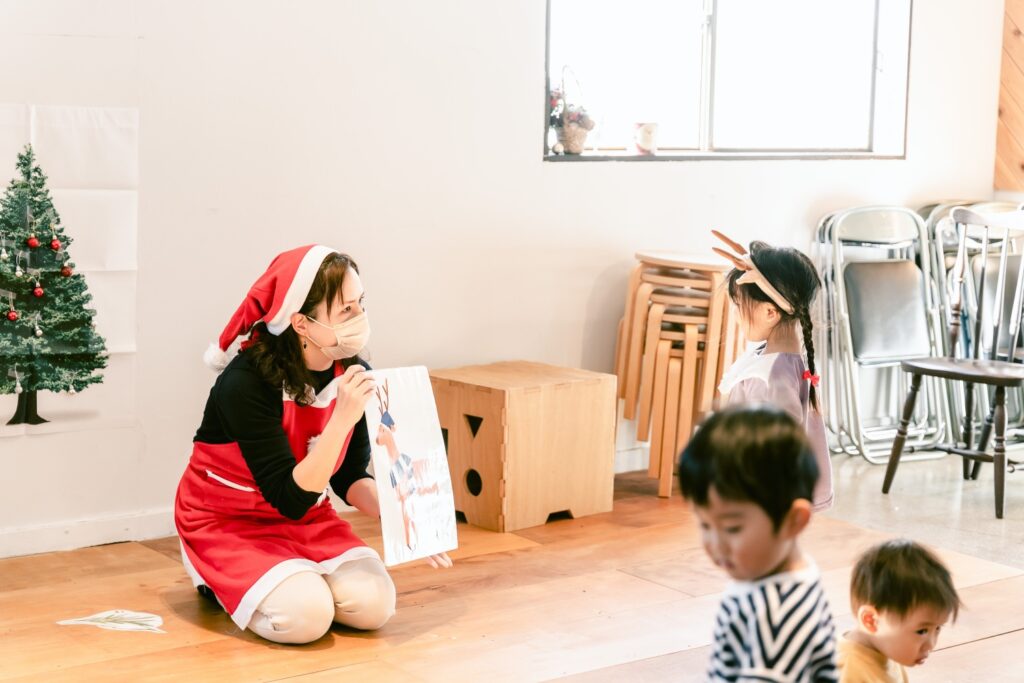 津田沼の英語リトミックのクリスマスの様子