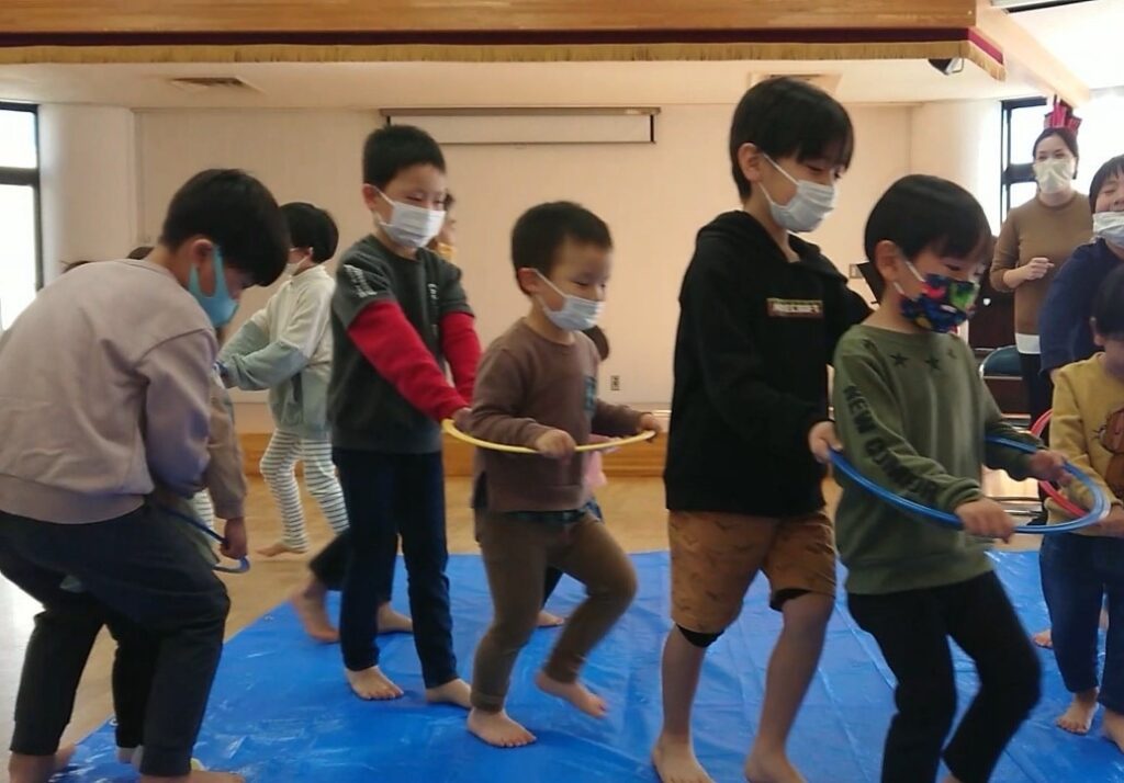 津田沼の英語リトミック幼稚園児レッスンの様子