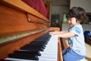 習志野市の2歳からのプレピアノレッスンの様子