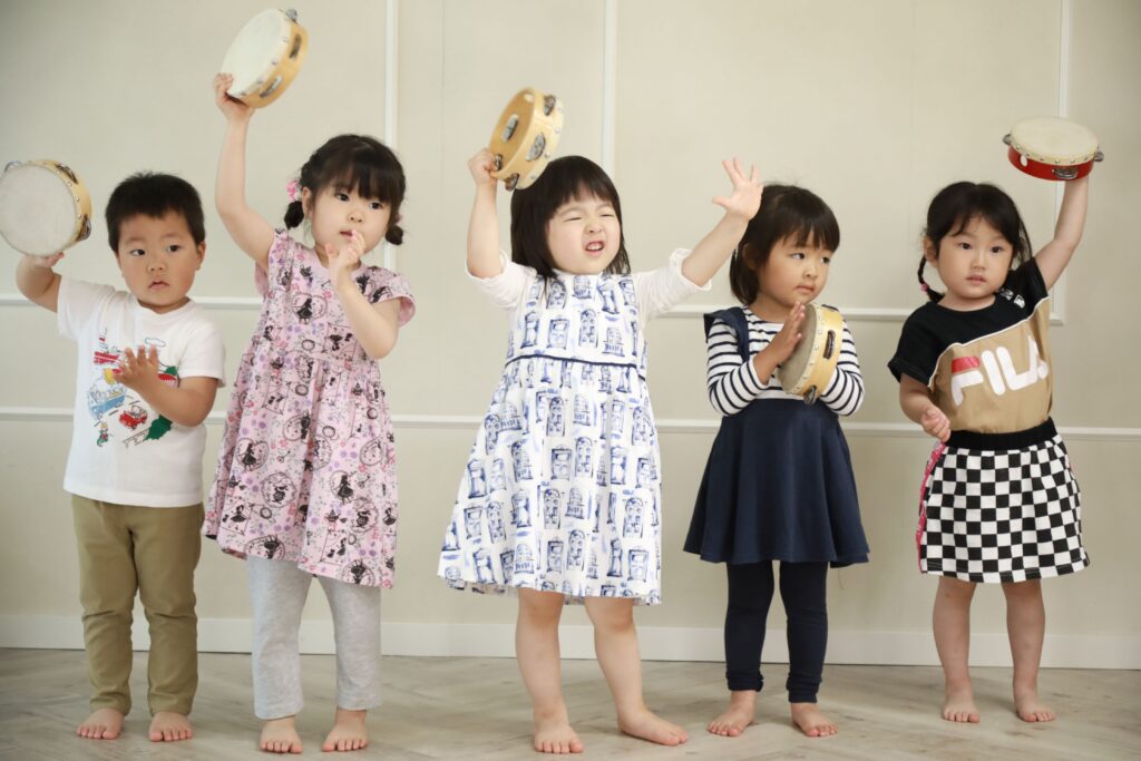 津田沼の英語リトミックコース幼児クラスの様子