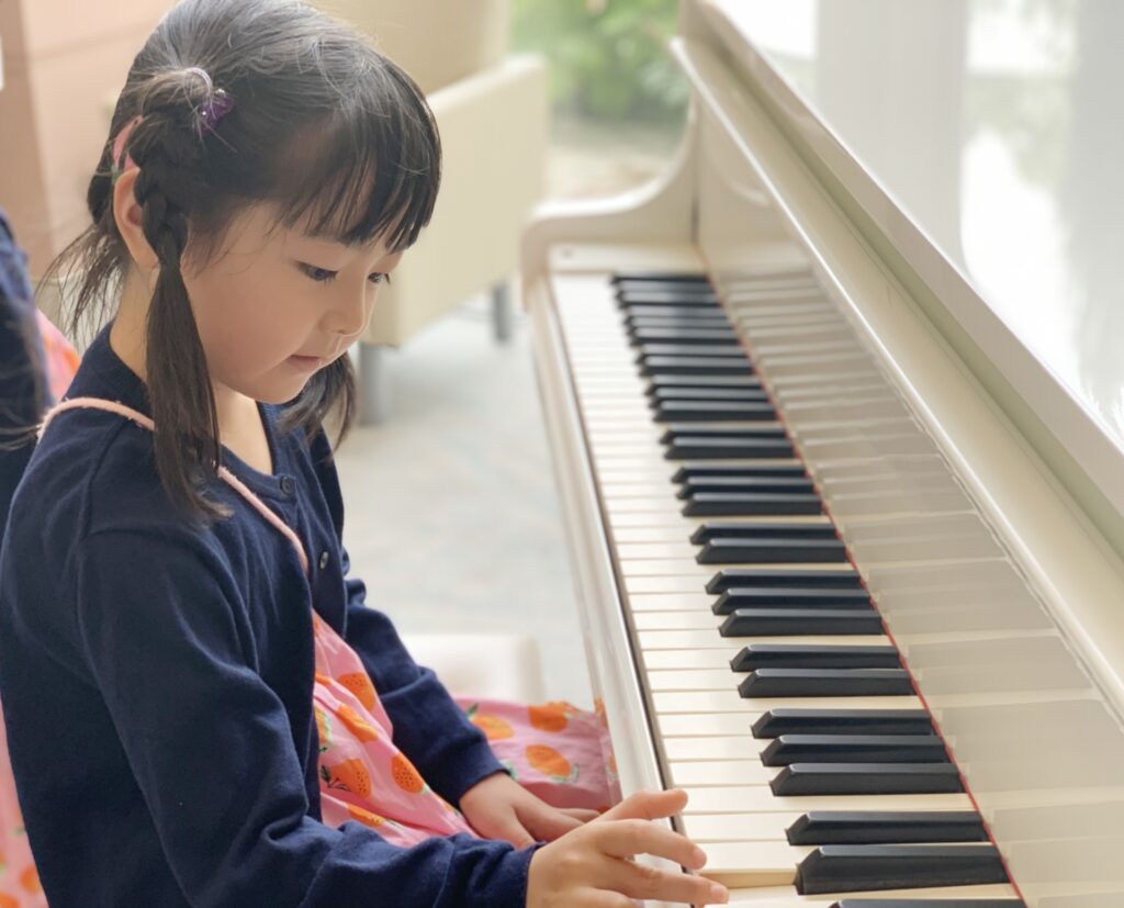 津田沼のピアノ教室の小学生のレッスンの様子