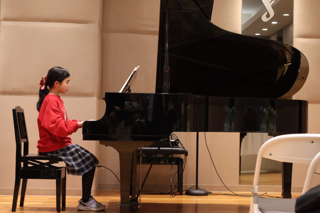 津田沼のピアノ教室の小学生の演奏の様子
