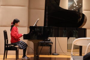 津田沼のピアノ教室の小学生の演奏の様子