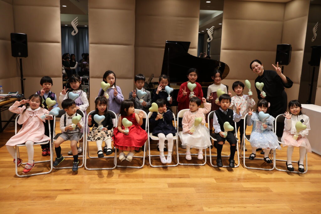 津田沼のピアノ教室の発表会集合写真