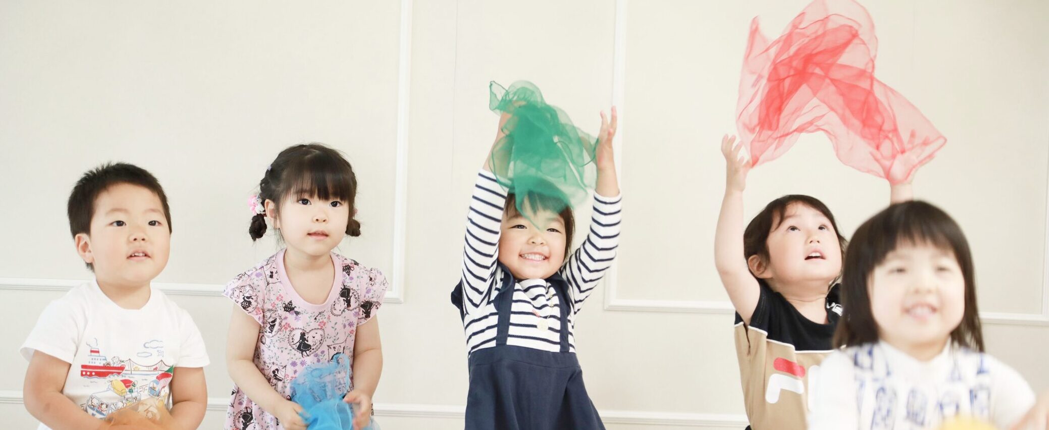 リトミックをする子どもたち