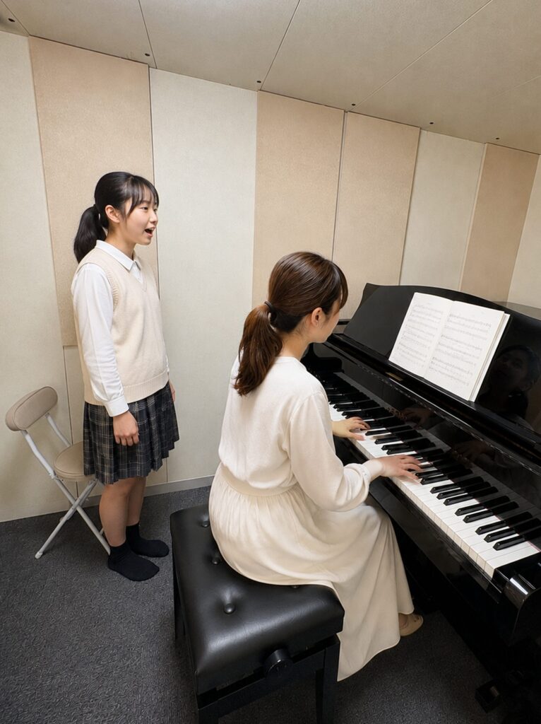 津田沼の音楽教室のボーカルレッスンをする女子学生