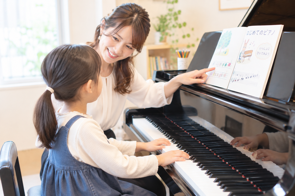 習志野市の子供のピアノ教室の体験レッスンの様子